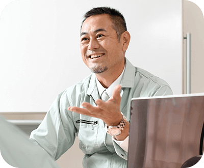 話をしている男性の画像